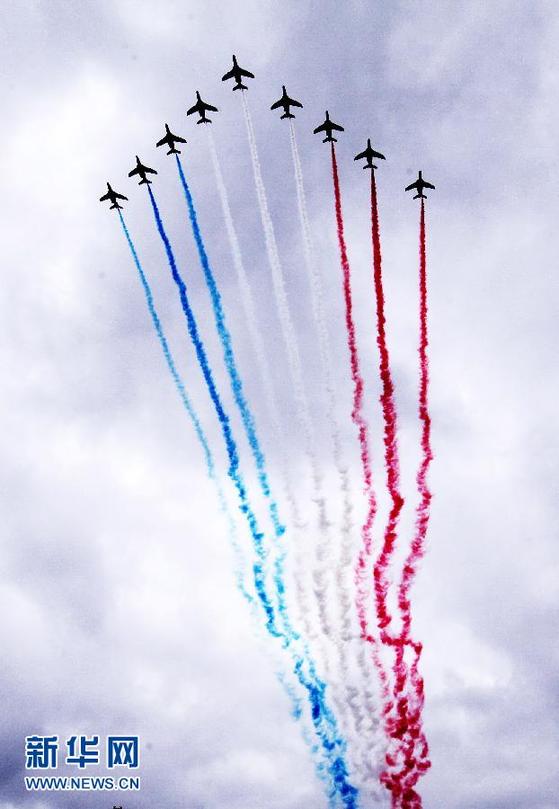 法國(guó)舉行國(guó)慶閱兵式 總統(tǒng)奧朗德檢閱部隊(duì)