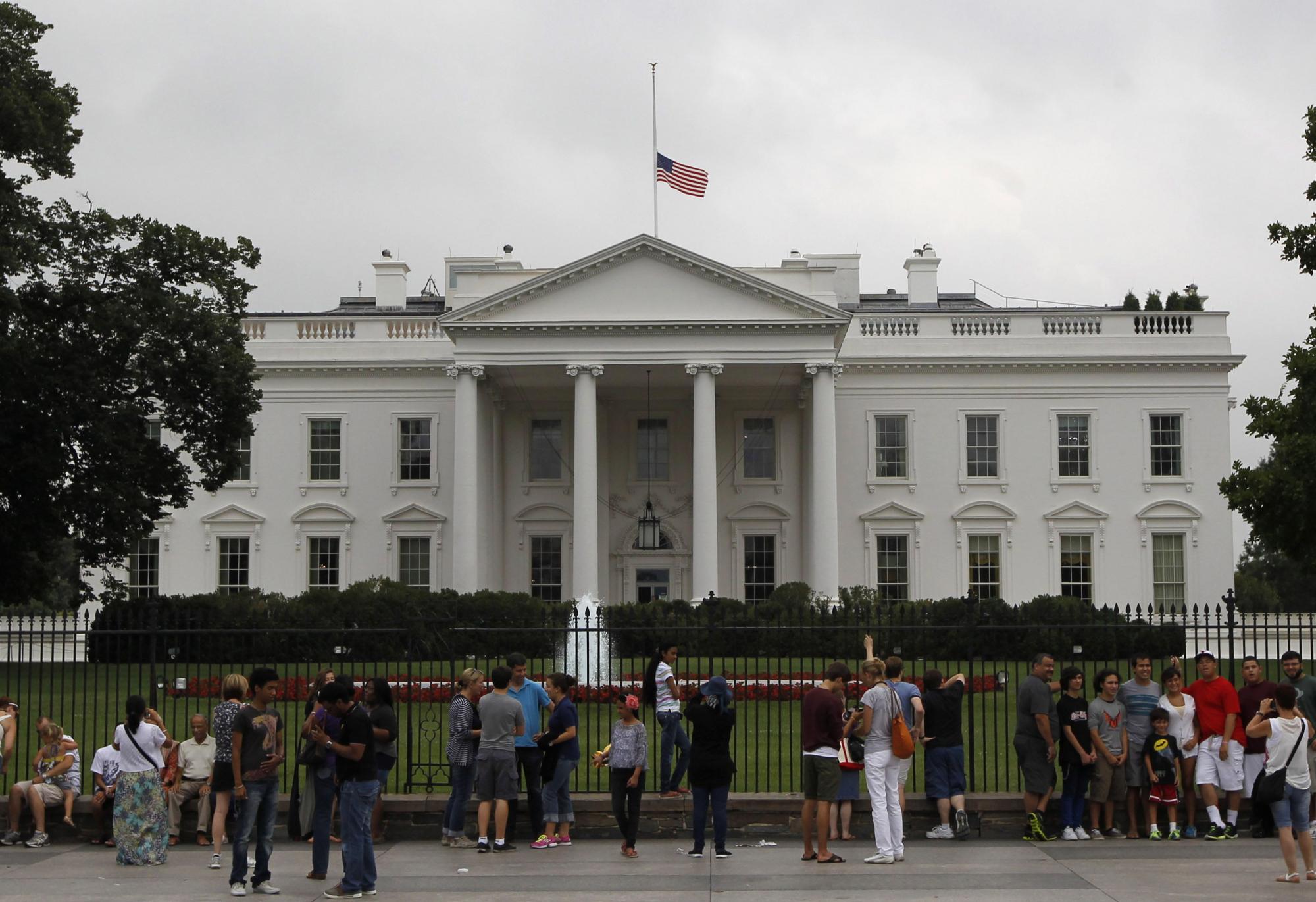 美多個(gè)城市加強(qiáng)安保 奧巴馬擱置競(jìng)選全國(guó)降半旗致哀