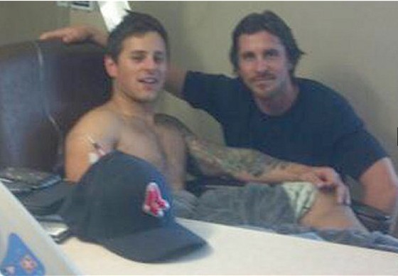 丹佛血案引發(fā)美國購槍潮 “蝙蝠俠”現(xiàn)身醫(yī)院探望受害者