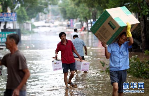 臺風(fēng)暴雨逼停京哈線70趟列車 沖鋒舟進(jìn)車站