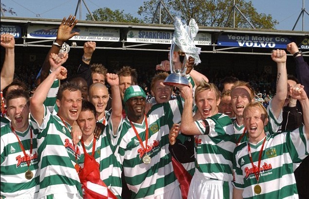 英甲球隊(duì)拍半裸全家福 博眼球只為拉球衣贊助