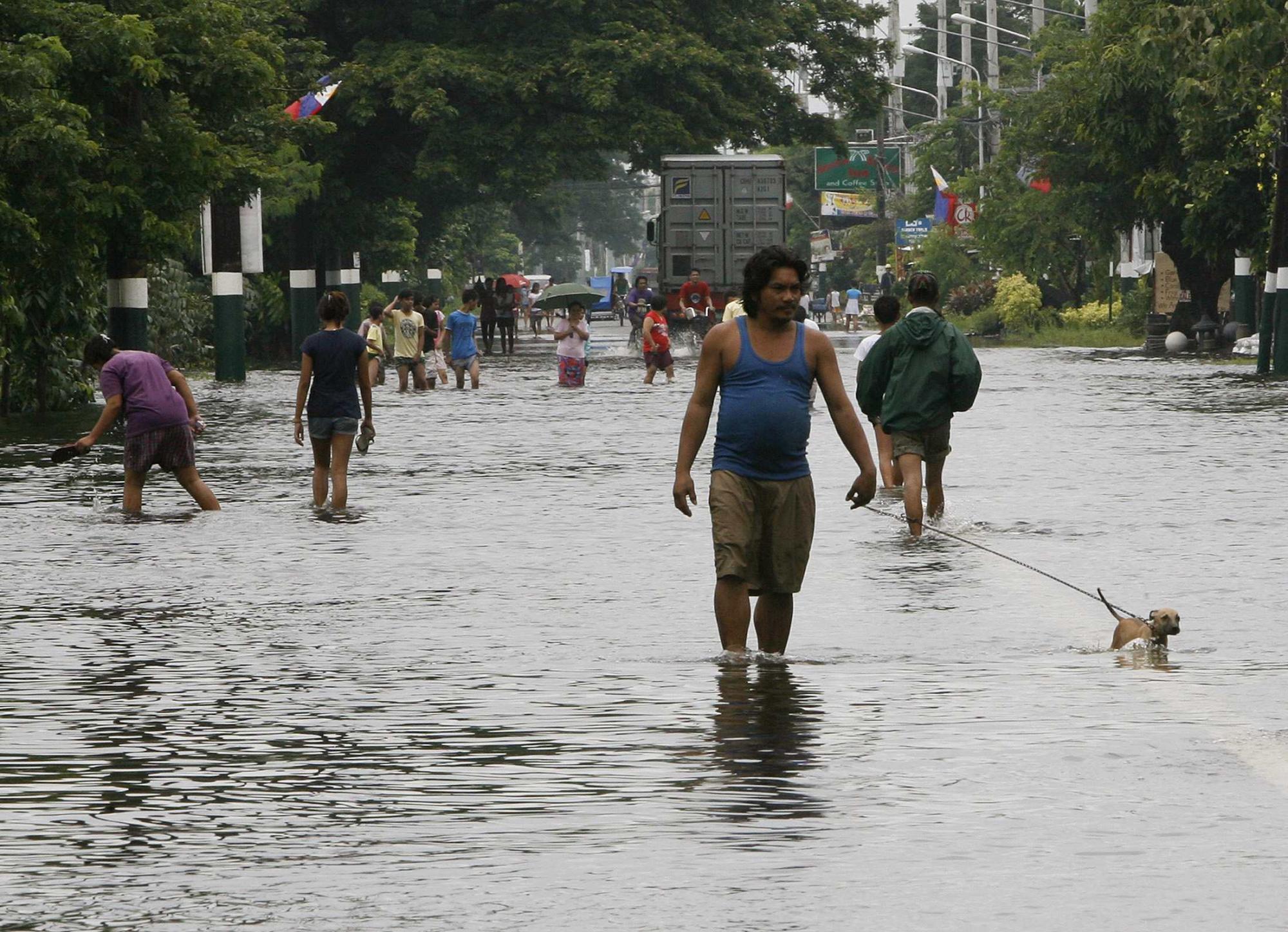 “?？?#8221;致菲律賓首都暴雨肆虐 逾六成城區(qū)被淹百萬(wàn)余人受災(zāi)