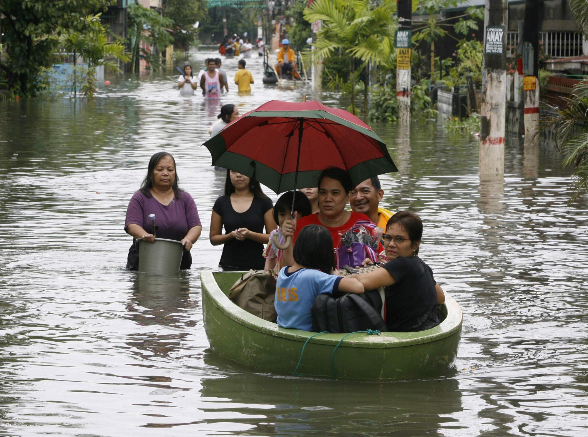 “?？?#8221;致菲律賓首都暴雨肆虐 逾六成城區(qū)被淹百萬余人受災(zāi)