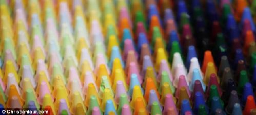 從童年經(jīng)歷獲取靈感 美藝術(shù)家用蠟筆拼出絕美彩照