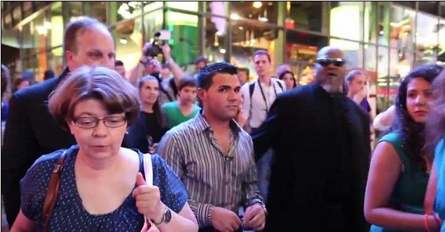 美大學(xué)生惡作劇冒充名人出游 引發(fā)“粉絲”盲目追捧場面令人爆笑