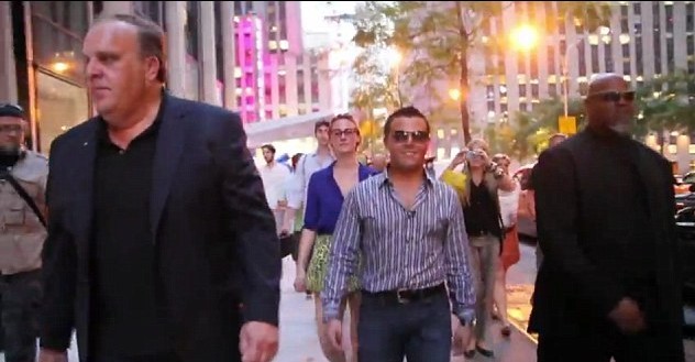 美大學(xué)生惡作劇冒充名人出游 引發(fā)“粉絲”盲目追捧場面令人爆笑