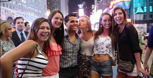 美大學(xué)生惡作劇冒充名人出游 引發(fā)“粉絲”盲目追捧場面令人爆笑