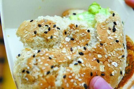 漢堡布滿霉點(diǎn)遭消費(fèi)者曝光 麥當(dāng)勞面臨處罰