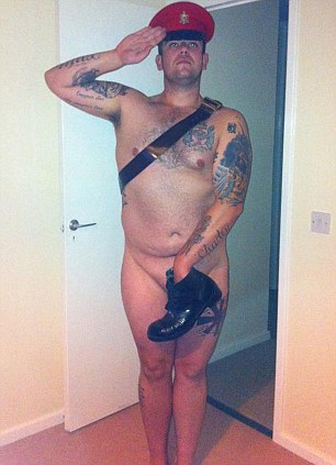 社交網(wǎng)站團體力挺哈里王子 上萬成員全體“裸拍”