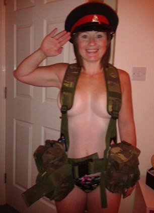 社交網(wǎng)站團體力挺哈里王子 上萬成員全體“裸拍”