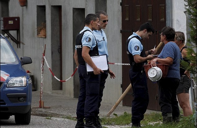 法國景區(qū)爆滅門案 英國3名自駕游客遇難8歲女孩垂危