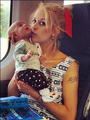 英國“推特寶貝”紅遍網(wǎng)絡 搖滾辣媽樂當幕后“推手”