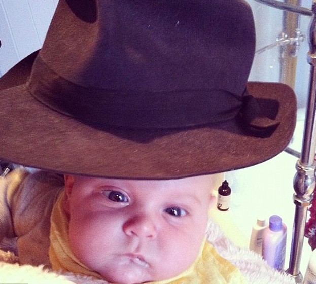 英國“推特寶貝”紅遍網(wǎng)絡(luò) 搖滾辣媽樂當幕后“推手”