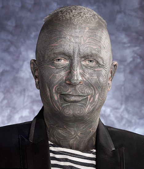 捷克另類藝術(shù)家擬競(jìng)選總統(tǒng) 刺青覆蓋身體90%面積