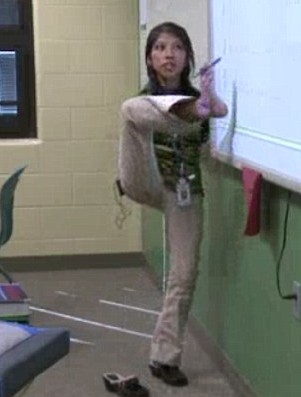 美國(guó)無臂女教師身殘志堅(jiān) 用雙腳書寫自強(qiáng)人生