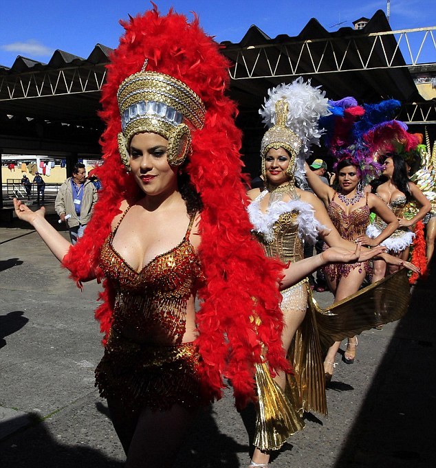 哥倫比亞一監(jiān)獄舉行年度選美比賽 助女囚犯改過(guò)自新