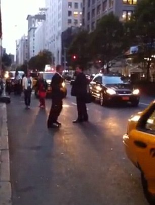 曼哈頓兩西裝男為搶出租大打出手 視頻點擊超13萬