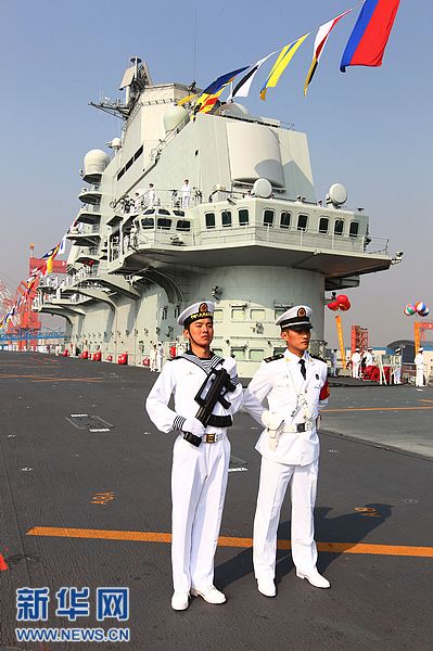 我國(guó)第一艘航空母艦正式交付海軍 胡錦濤登艦視察