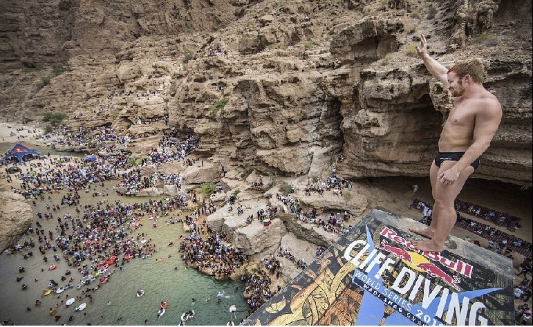 27米懸崖驚險(xiǎn)一躍 英國(guó)小伙奪得2012年懸崖跳水比賽冠軍