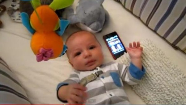 神奇！可愛寶寶聽《星球大戰(zhàn)》主題曲破涕為笑