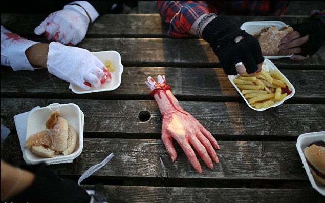 英國(guó)數(shù)千“僵尸”組團(tuán)出游 欲創(chuàng)吉尼斯世界紀(jì)錄