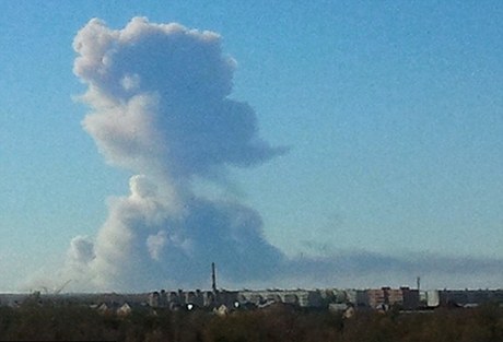 俄軍事基地爆炸4000噸軍火化為烏有 當(dāng)?shù)厝f人撤離