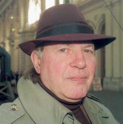 莫言獲2012年諾貝爾文學(xué)獎 10年獲獎?wù)呋仡?/></a></p>

<p>　　中新網(wǎng)10月11日電 11日下午17時，諾貝爾獎五個獎項中最具懸念的諾貝爾文學(xué)獎揭曉，中國作家莫言獲此殊榮。</p>

<p>　　1895年，諾貝爾寫下遺囑，捐獻(xiàn)全部財產(chǎn)3122萬余瑞典克朗設(shè)立基金，每年把利息作為獎金，授予“一年來對人類作出最大貢獻(xiàn)的人”。根據(jù)他的遺囑，瑞典政府于同年建立“諾貝爾基金會”，負(fù)責(zé)把基金的年利息按五等分授予，文學(xué)獎就是其中之一。中新網(wǎng)對諾貝爾文學(xué)獎近十年的獲獎?wù)?，進(jìn)行了一個簡短的回顧。</p>

<p>　　<strong>2002年諾貝爾文學(xué)獎獲得者：凱爾泰斯·伊姆雷</strong></p>

<p>　　匈牙利猶太作家。主要作品有小說《無命運的人生》(2002年獲獎作品)、《非劫數(shù)》、《慘敗》、《為一個未出生的孩子祈禱》等。</p>

<p>　　《無命運的人生》是他以自己少年時代在納粹集中營的經(jīng)歷為素材創(chuàng)作的自傳體小說，但發(fā)表后反響一般，直到1988年和1990年《無命運的人生》的兩部續(xù)篇《慘敗》和《給未出生的孩子做安息禱告》發(fā)表之后，他才為世界所了解。</p>

<p>　　獲獎理由：“表彰他對脆弱的個人在對抗強大的野蠻強權(quán)時痛苦經(jīng)歷的深刻刻畫以及他獨特的自傳體文學(xué)風(fēng)格?！?/p>

<div width=