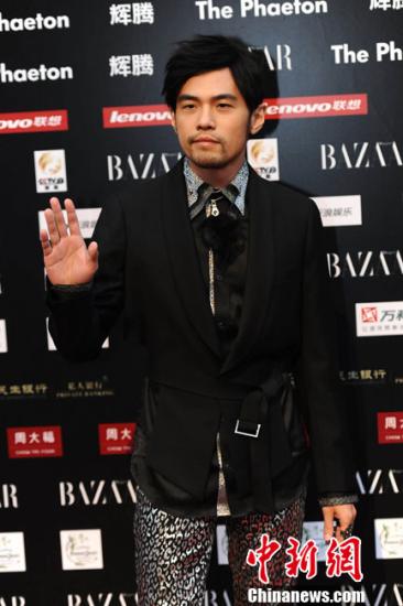 女友昆凌駕百萬(wàn)跑車撞傷人 周杰倫：會(huì)為傷者祈禱