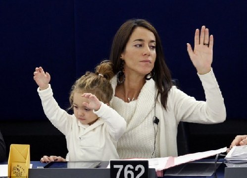 “辣媽”議員帶2歲女兒一起上班 女兒學(xué)樣舉手投票