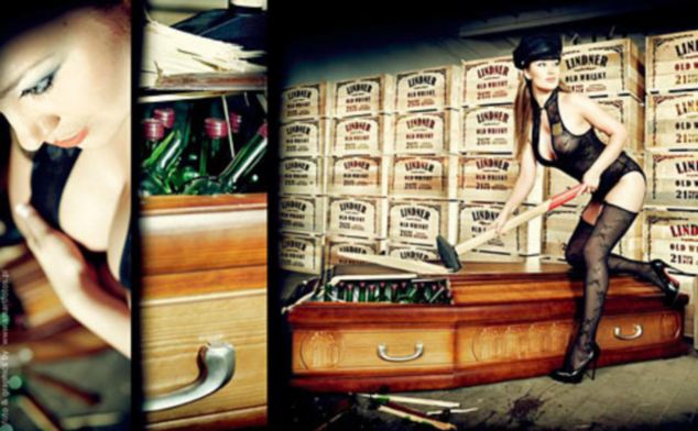 波蘭棺材公司拍暴露掛歷惹怒教會(huì) 商家稱(chēng)只是營(yíng)銷(xiāo)策略