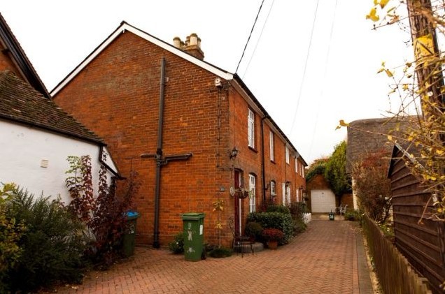 英國(guó)“最搗蛋”貓咪惹鄰居攜水槍防身 丟失后“因惡得福”重返家中