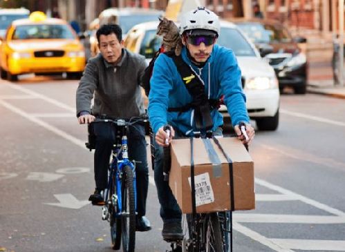 費(fèi)城郵差演繹美版“人貓情緣” 送件路上貓咪伴肩頭