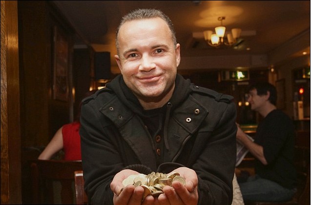 英男子靠玩競(jìng)猜游戲年入60萬(wàn) 抱怨太費(fèi)腦子希望“轉(zhuǎn)行”