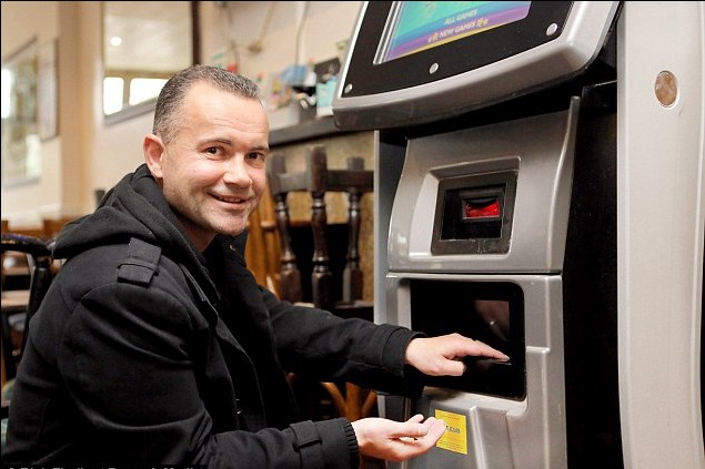 英男子靠玩競(jìng)猜游戲年入60萬(wàn) 抱怨太費(fèi)腦子希望“轉(zhuǎn)行”