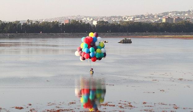 美探險(xiǎn)家效仿《飛屋環(huán)游記》365只氦氣球帶其飛越大西洋