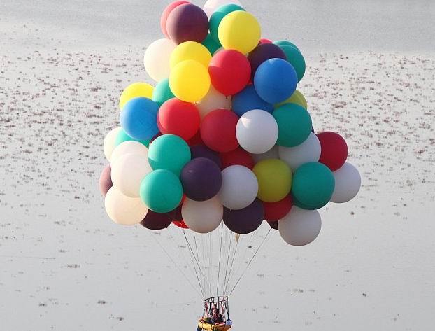 美探險(xiǎn)家效仿《飛屋環(huán)游記》365只氦氣球帶其飛越大西洋