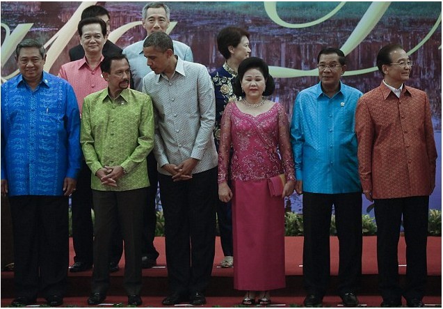對(duì)奧巴馬不敬?美媒稱柬埔寨首相夫人行禮“留一手”
