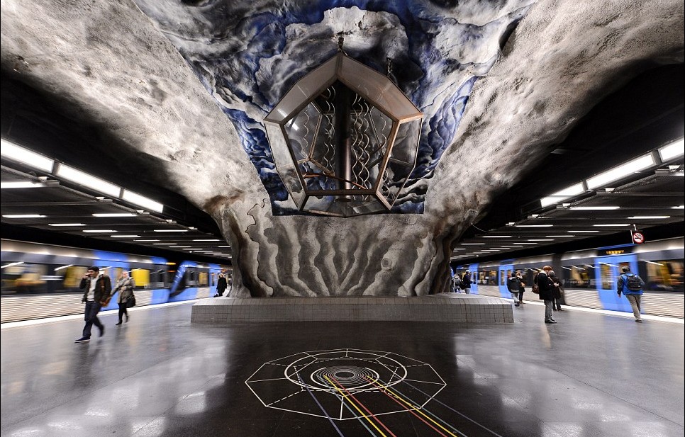 瑞典斯德哥爾摩地鐵一站一風(fēng)景 被譽(yù)世界最長的藝術(shù)長廊