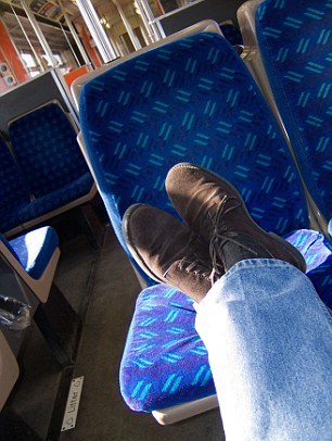 法國鐵路雇傭“禮貌警察” 糾正車廂內(nèi)不禮貌行為