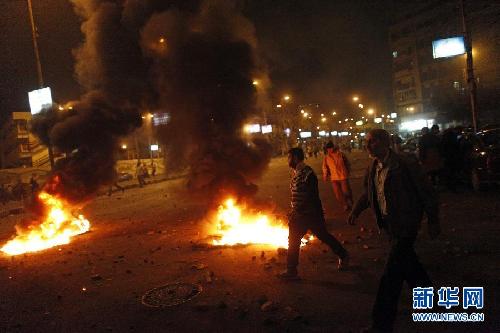 埃及10萬民眾圍攻總統(tǒng)府