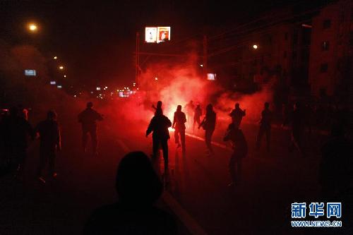 埃及10萬民眾圍攻總統(tǒng)府