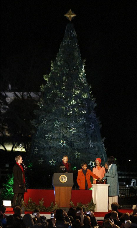 奧巴馬參加點亮國會圣誕樹儀式 溫情獻唱圣誕歌曲(圖片新聞)