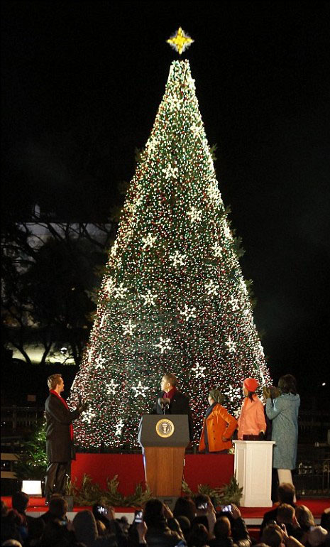 奧巴馬參加點(diǎn)亮國(guó)會(huì)圣誕樹(shù)儀式 溫情獻(xiàn)唱圣誕歌曲(圖片新聞)