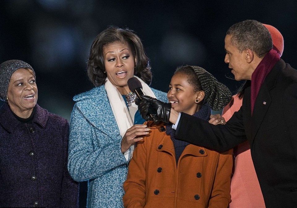 奧巴馬參加點(diǎn)亮國(guó)會(huì)圣誕樹儀式 溫情獻(xiàn)唱圣誕歌曲(圖片新聞)
