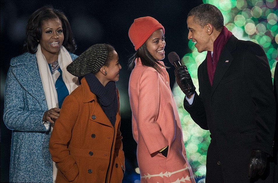 奧巴馬參加點(diǎn)亮國會(huì)圣誕樹儀式 溫情獻(xiàn)唱圣誕歌曲(圖片新聞)