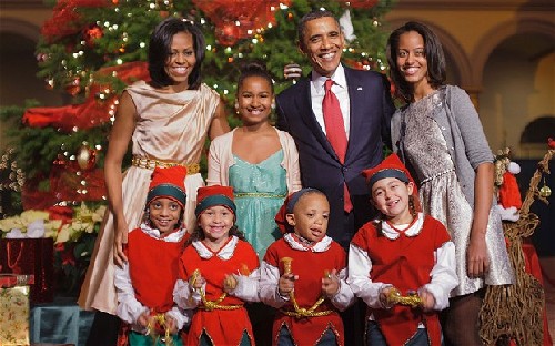 奧巴馬一家出席圣誕慈善音樂會 鳥叔盛裝獻藝