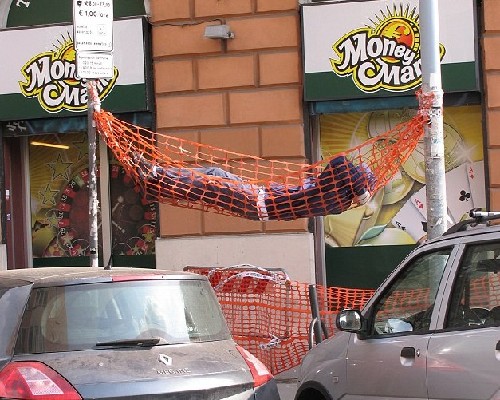 屋頂拔河、人體飛鏢 羅馬街頭現(xiàn)怪誕行為藝術(shù)（圖）