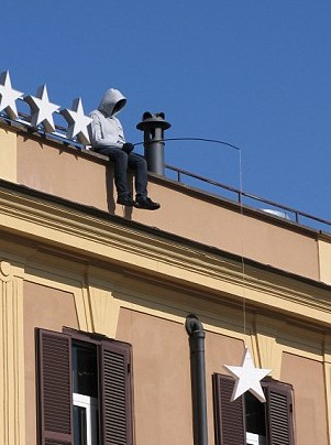 屋頂拔河、人體飛鏢 羅馬街頭現(xiàn)怪誕行為藝術(shù)（圖）