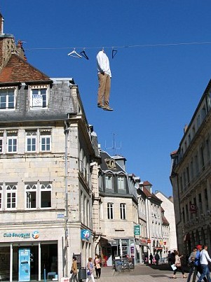 屋頂拔河、人體飛鏢 羅馬街頭現(xiàn)怪誕行為藝術(shù)（圖）