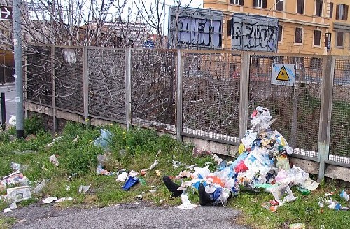 屋頂拔河、人體飛鏢 羅馬街頭現(xiàn)怪誕行為藝術(shù)（圖）